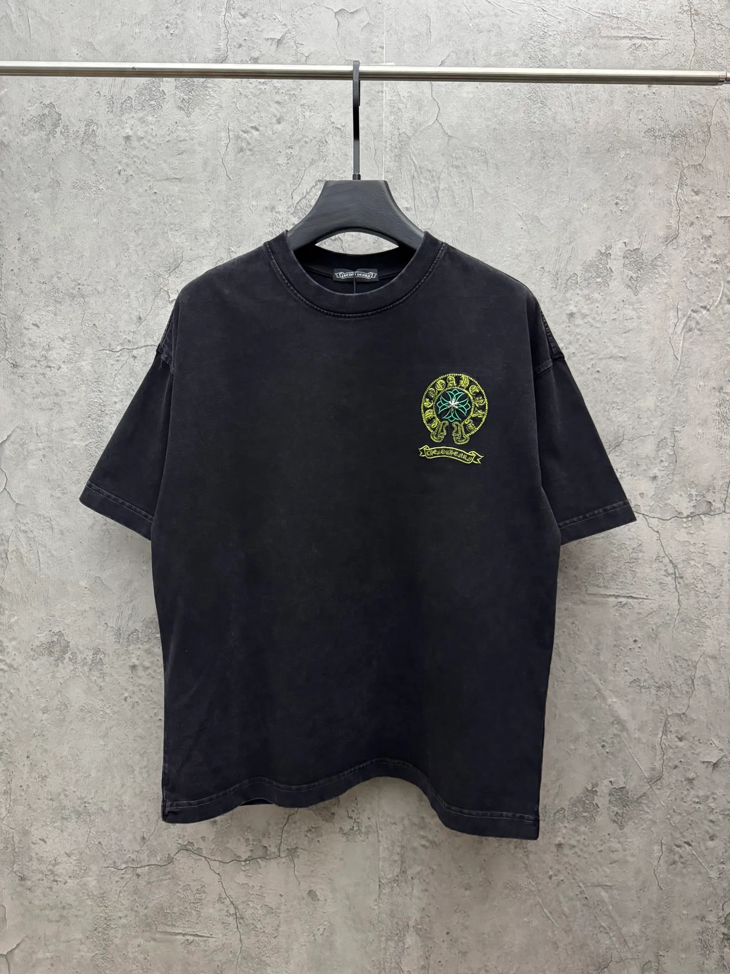 P230 top version, real shot without P, ​​different from market currency) 𝗖𝗵𝗿𝗼𝗺𝗲 𝗛𝗲𝗮𝗿𝘁𝘀/Cro Heart 2026 Spring New Original Single Counter American Washed 3D Three-dimensional Embroidered Couple Short Sleeves 👑The highest version! Customized fabric 320 grams, washed and fried. Best-selling model at the counter. Very comfortable to wear. Accessories: Original molded and authenticated collar label➕100% silk wash label. Genuine purchase-grade original hangtag➕matching hanging rope➕3D hanging beads➕original packaging bag. Craftsmanship: The original version has consistent wiring! The highest version of the armhole matching technique! Color: Gray Black Size: S M L XL Style No.: 6608